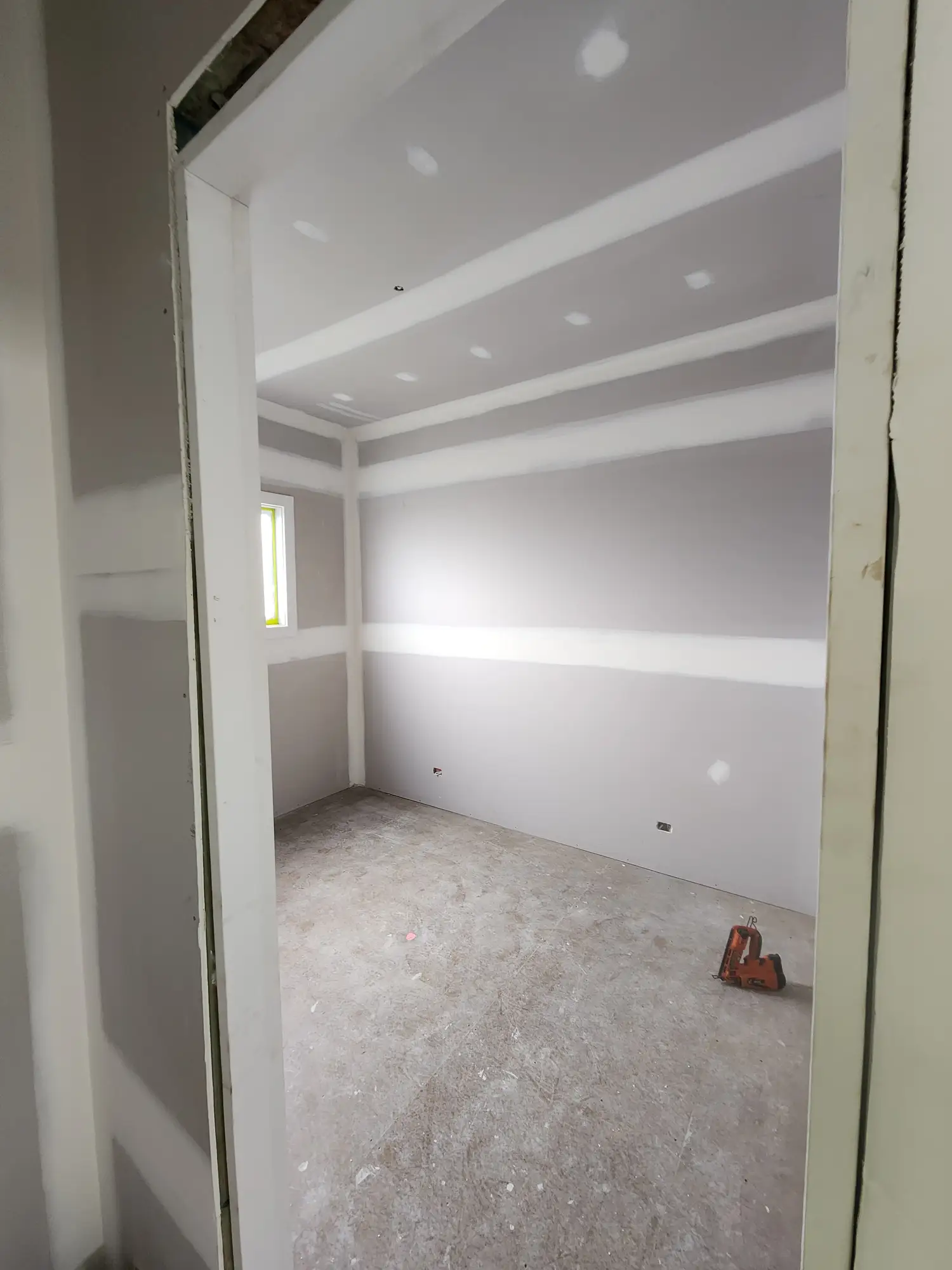 New-build room with plasterboard walls prepared before painting